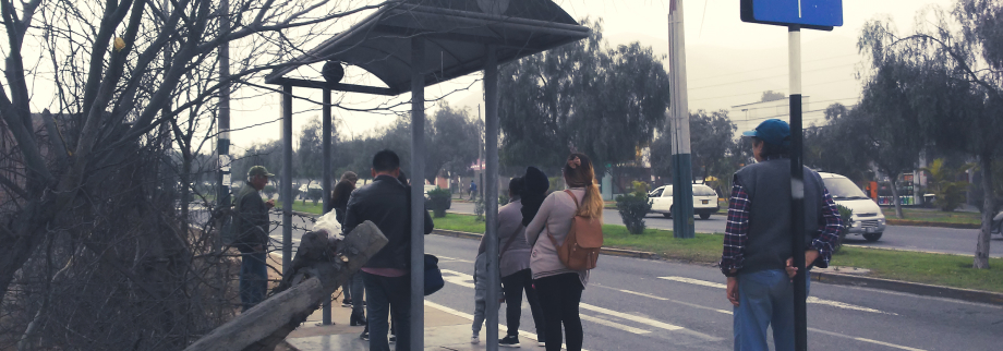 Personas esperando a un bus en un paradero del Corredor Rojo.